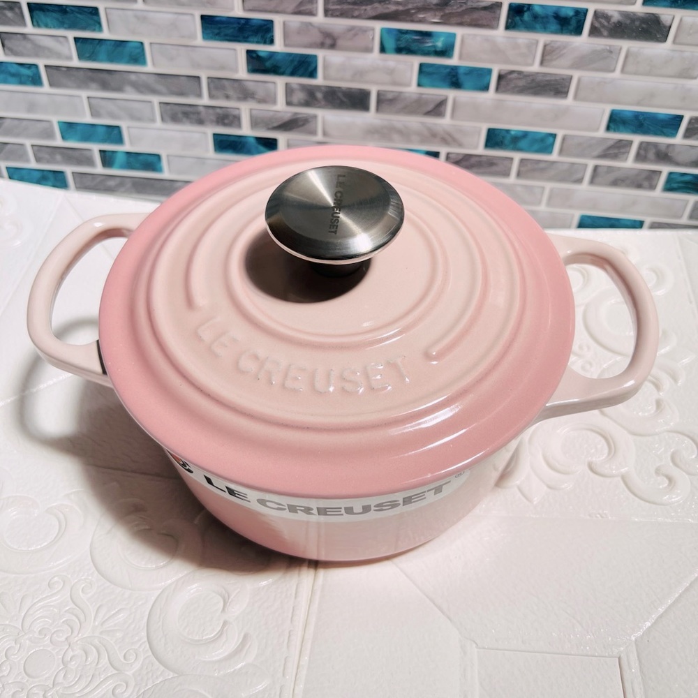 Le Creuset Round Dutch Oven (Shell Pink)